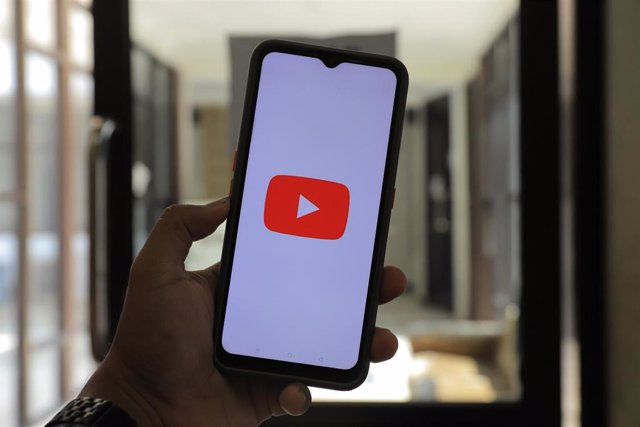 Logo de YouTube en un 'smartphone'.