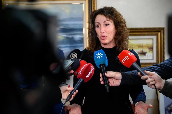 Archivo - La alcaldesa de Almería, María del Mar Vázquez, atiende a los medios.