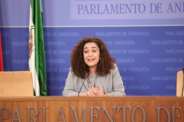 La portavoz parlamentaria de Por Andalucía, Inmaculada Nieto, en rueda de prensa en el Parlamento.