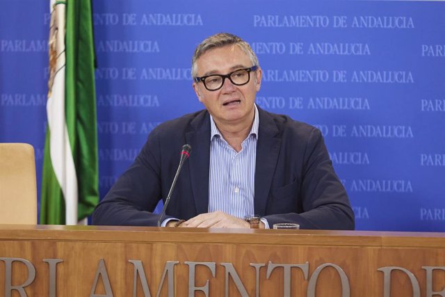 El portavoz del Grupo Parlamentario Vox, Manuel Gavira, durante la ronda de ruedas de prensa de portavoces de los grupos parlamentarios con motivo de la reunión de la Mesa y de la Junta de Portavoces en el Parlamento de Andalucía, a 15 de marzo de 2023 en