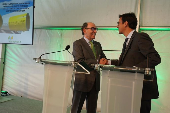 El presidente de Iberdrola, Ignacio Sánchez Galán, junto al presidente de Haizea Wind Group, Damaso Quintana., tras la firma un contrato de más de 200 millones  por el  que Haizea Bilbao suministra 50 monopilotes al parque eólico marino East Anglia Three