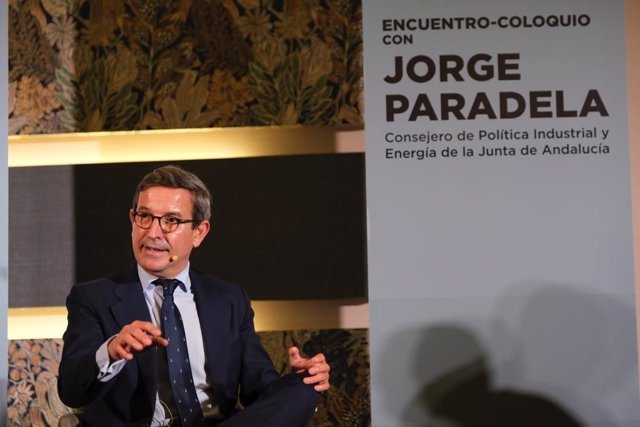 El consejero de Política Industrial y Energía, Jorge Paradela, en un encuentro-coloquio