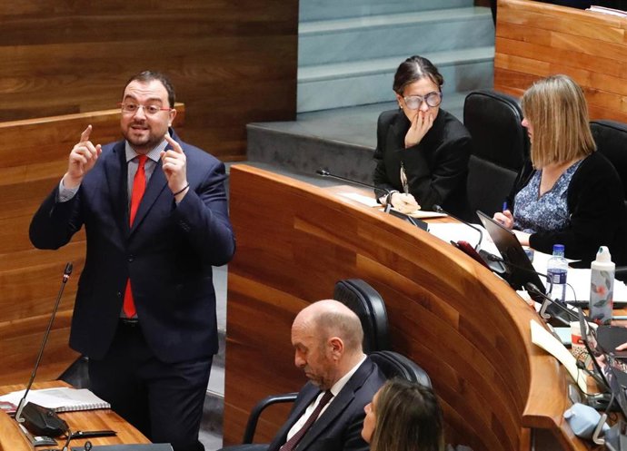 El presidente del Principado, Adrián Barbón, en la Junta General.