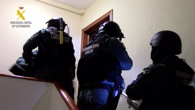 Agentes de la Guardia Civil desmantelan una organización especializada en la estafa de la 'maleta boliviana' con 16 detenidos.