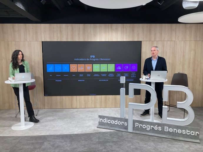 La presidenta de la Cámara de Barcelona, Mnica Roca, y el director del Gabinete de Estudios, Joan Ramon Rovira