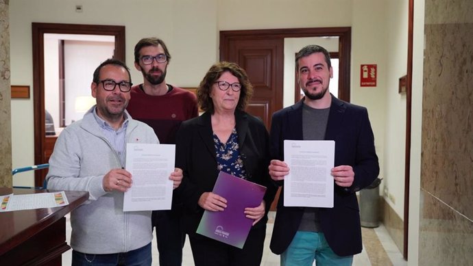 El coordinador autonómico de Podemos en C-LM, José Luis García Gascón, y la diputada de Unidas Podemos en el Congreso, Rosa Medel, presentando una pregunta dirigida al Ministerio de Sanidad sobre la nueva gestión de las listas de espera en C-LM
