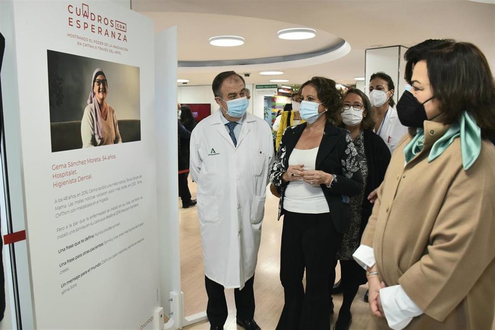 La consejera de Salud, Catalina García, en la inauguración de la exposición 'Cuadros con Esperanza', en el Hospital Macarena de Sevilla.