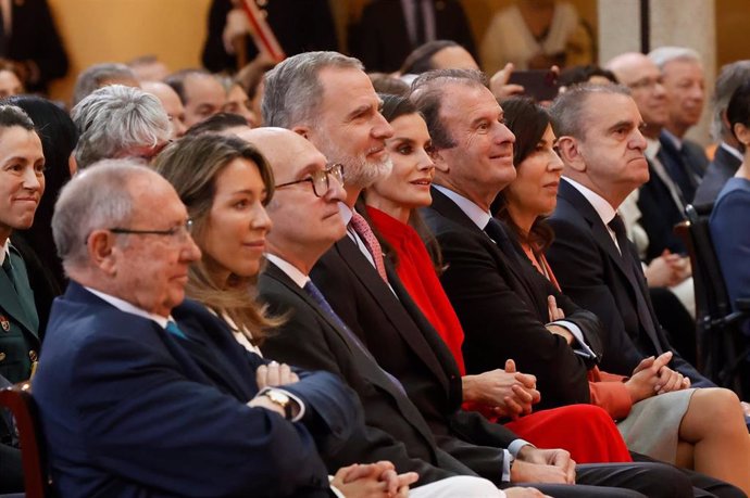 Los Reyes Felipe VI y Letizia durante la ceremonia de acreditación de la X promoción de Embajadores Honorarios de la Marca España que otorga el Foro de Marcas Renombradas Españolas en el Palacio Real de El Pardo