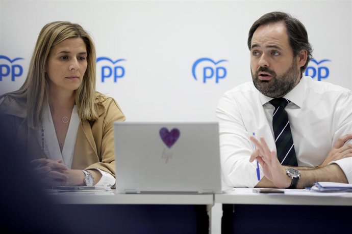 El presidente regional del PP, Paco Núñez, junto a la secretaria regional del partido, Carolina Agudo