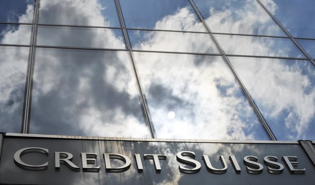 Archivo - FILED - 14 July 2010, Hesse, Frankfurt_Main: A general view of the Credit Suisse bank logo placed onto the main entrance of the bank's branch in Frankfurt. Zurich-based Credit Suisse said on Tuesday that a former employee copied personal informa