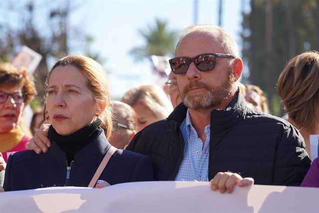 Archivo - Los padres de la joven, Antonio del Castillo y Eva Casanueva, en la manifestación para exigir la repetición del juicio por el caso Marta del Castillo 