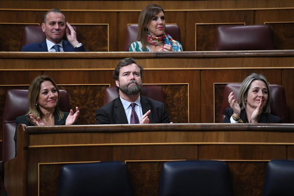 El portavoz de Vox en el Congreso, Iván Espinosa de los Monteros, aplaude durante una sesión plenaria en el Congreso de los Diputados