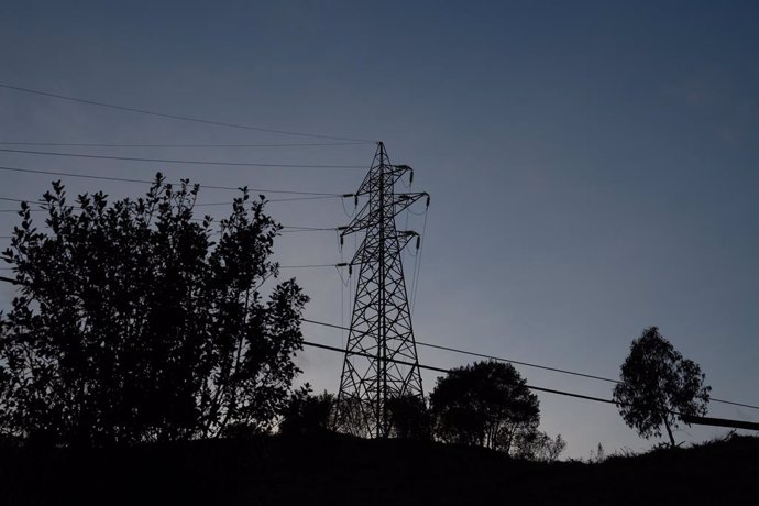 Archivo - Tendido eléctrico, a 31 de diciembre de 2022, en Barcelona, Cataluña (España). El precio de la luz para los clientes de tarifa regulada vinculados al mercado mayorista ha cerrado 2022 en 209,4 euros por megavatio hora (MWh) de media, por lo qu