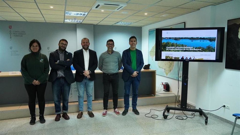 El conseller de Medio Ambiente y Territorio, Miquel Mir, el secretario general de la Agencia Balear del Agua, Juan Calvo, y el director de organización de SeoBirdLife, Miguel López, presentando la 'Red Agua y Biodiversidad'
