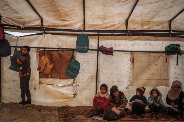Archivo -  Niños sirios asisten a una clase impartida en una tienda en un campo para desplazados.