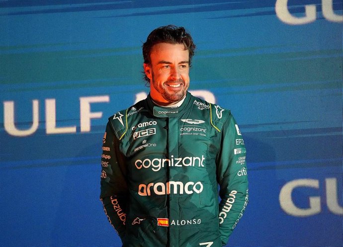 El piloto español Fernando Alonso sonríe durante el Gran Premio de Baréin