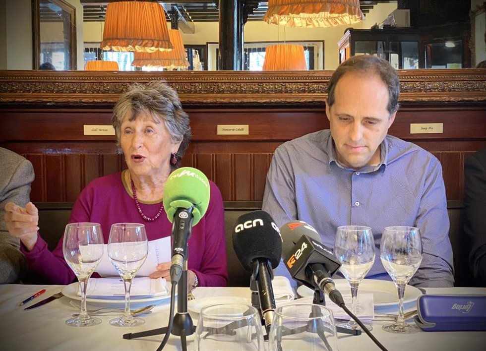 El director del Concurs Maria Canals, Jordi Vivancos, junto a la presidenta de la Associació Concurs Maria Canals, Mariona Carulla, en la presentación en Barcelona de la 68 edición