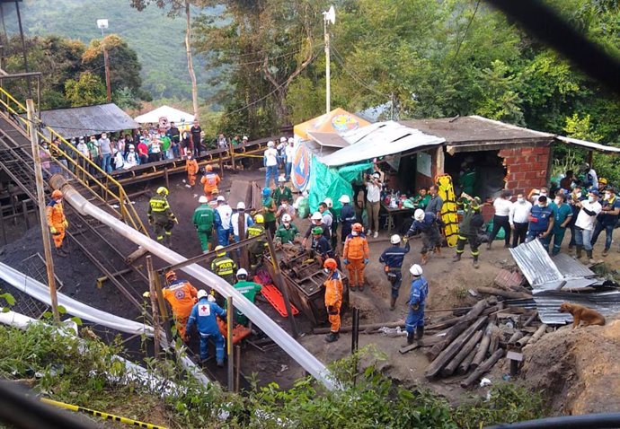 Archivo - HANDOUT - 06 June 2022, Colombia, El Zulia: Rescue workers inspect the scene after an explosion in a mine near the town of El Zulia. (Best possible quality.) Photo: ---/Gobernacion Norte de Santander/dpa