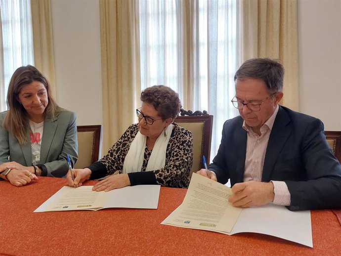 El conseller de Movilidad y Vivienda, Josep Marí, y la alcaldesa de Ferreries, Joana Febrer, firmando el protocolo entre el Ibavi y el consistorio para la cesión de suelo para la promoción de viviendas protegidas