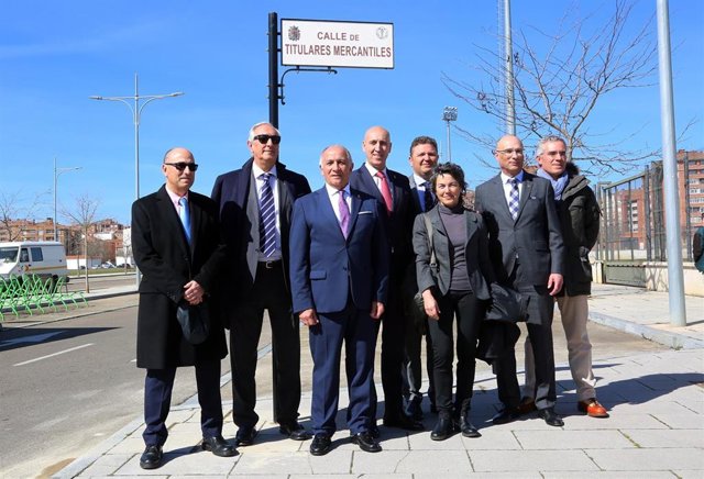 El alcalde de León, José Antonio Diez, y representantes de los Titulares Mercantiles, ante la placa que lleva el nombre de la calle.