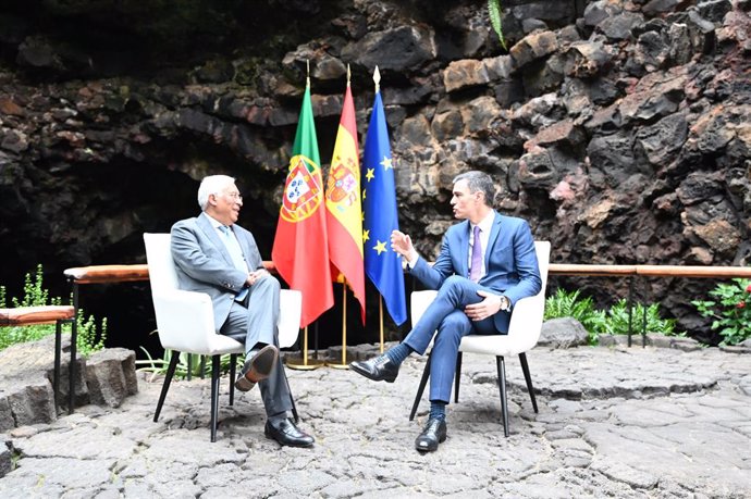 El presidente del Gobierno, Pedro Sánchez, junto a su homólogo portugués, Antonio Costa, en la XXXIV Cumbre Hispano Portuguesa en los Jameos del Agua (Lanzarote)