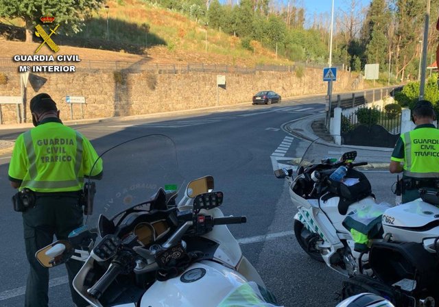 Archivo - Control de la Guardia Civil de Tráfico 