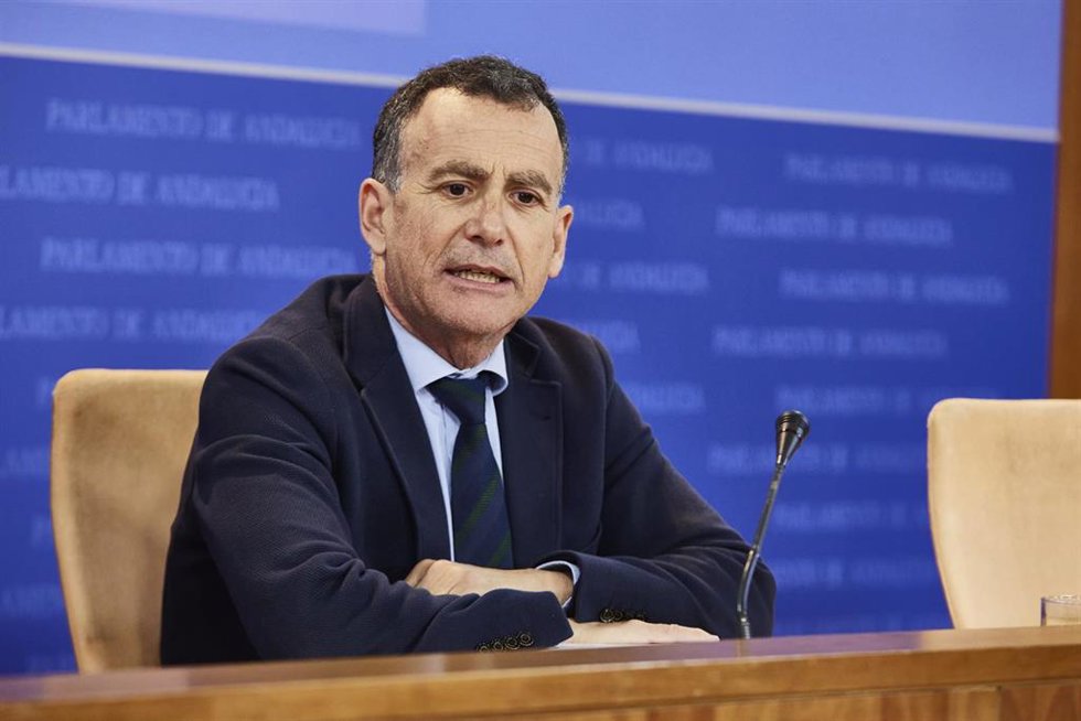 El portavoz adjunto del Grupo Parlamentario Popular, Pablo Venzal, durante la ronda de ruedas de prensa de portavoces de los grupos parlamentarios con motivo de la reunión de la Mesa y de la Junta de Portavoces en el Parlamento de Andalucía, a 15 de mar