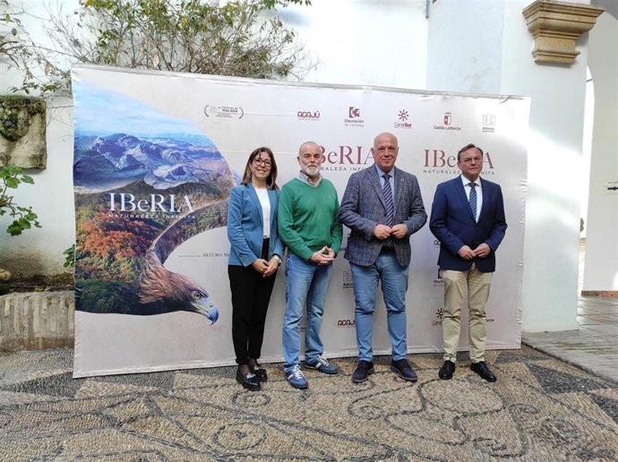 El presidente de la Diputación de Córdoba, Antonio Ruiz (segundo por la dcha.), en la presentación del estreno de 'Iberia, naturaleza infinita'.