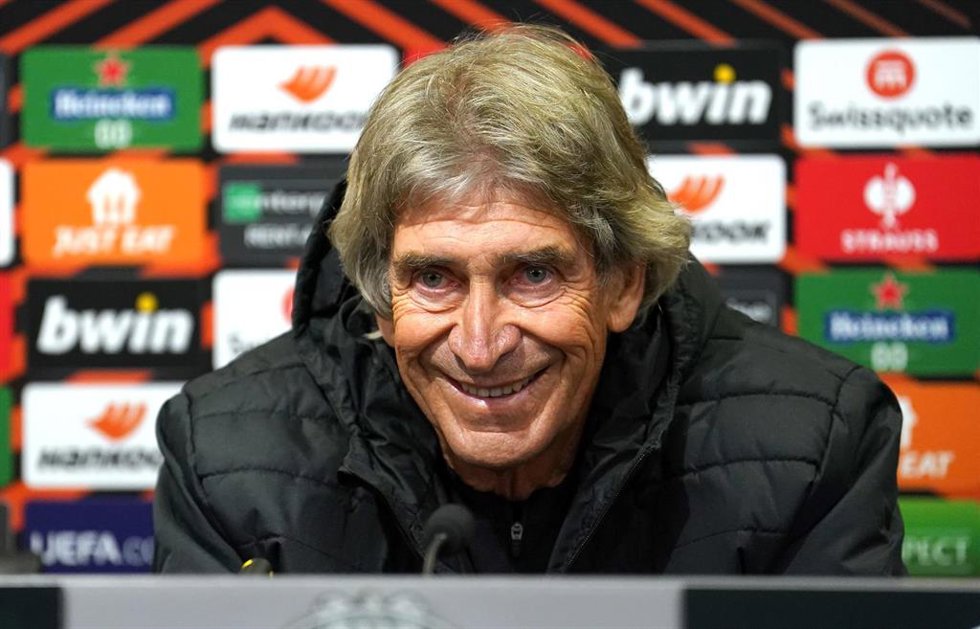 El técnico del Real Betis, Manuel Pellegrini, en rueda de prensa en la Europa League