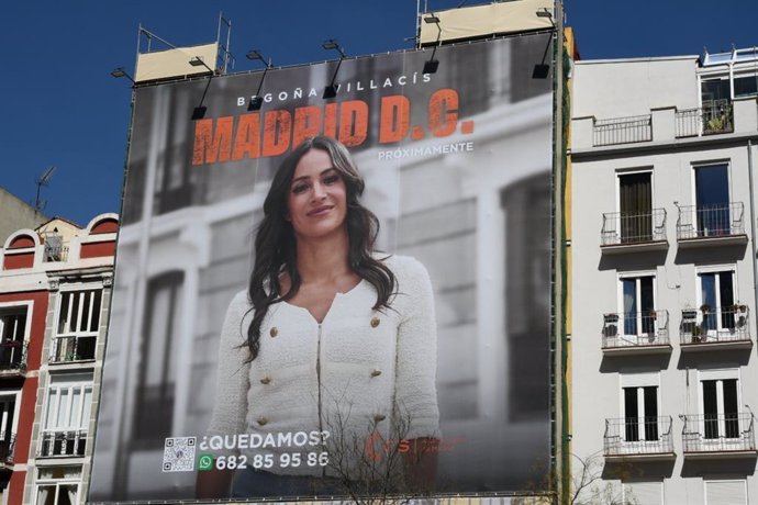 Lona publicitaria de la candidata de CS a la Alcaldía de Madrid, Begoña Villacís.