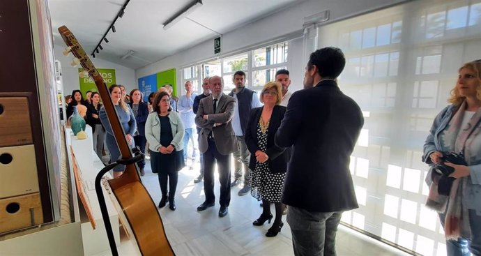 Villalobos y la alcaldesa de Gelves, en la inauguración de la Oficina de Turismo en la antigua estación de tranvías.