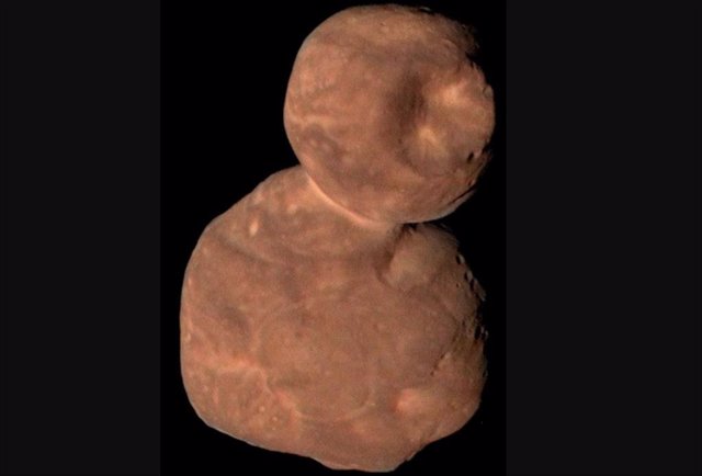 Los científicos de New Horizons se centraron en grandes montículos en el lóbulo más grande de Arrokoth para aprender más sobre cómo se unió el objeto del Cinturón de Kuiper y descubrieron que los montículos pueden ser los componentes básicos del lóbulo