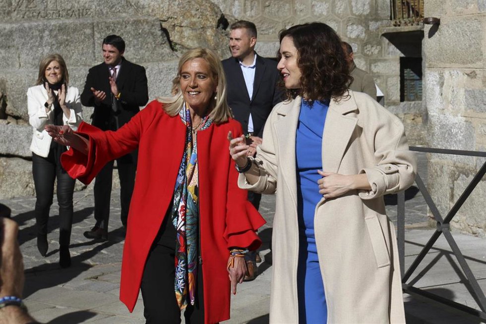 La alcaldesa de Villalba y candidata del PP a las elecciones municipales, Mariola Vargas (i), recibe a la presidenta de la Comunidad de Madrid, Isabel Díaz Ayuso (d), antes de la reunión del Consejo de Gobierno, en el Ayuntamiento de Collado Villalba, a