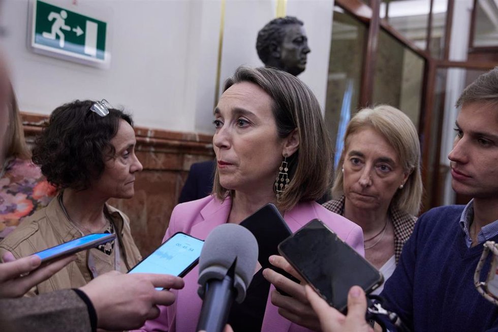 La secretaria general del PP y portavoz del Grupo Popular en el Congreso, Cuca Gamarra, atiende a medios durante una sesión plenaria en el Congreso de los Diputados, a 15 de marzo de 2023, en Madrid (España). El pleno del Congreso de los Diputados celeb