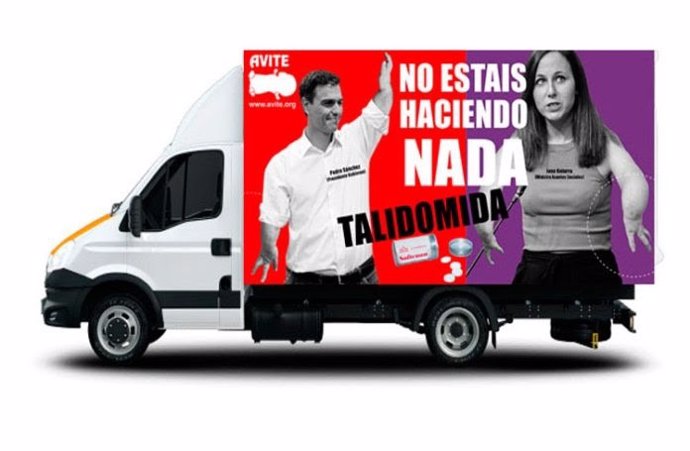 AVITE lleva su campaña Si Usted hubiera nacido así, ya estaría solucionado, en un camión publicitario con megafonía, a las puertas de la Moncloa, del Ministerio de Asuntos Sociales, de la farmacéutica Grünenthal y a otros lugares emblemáticos de Madri