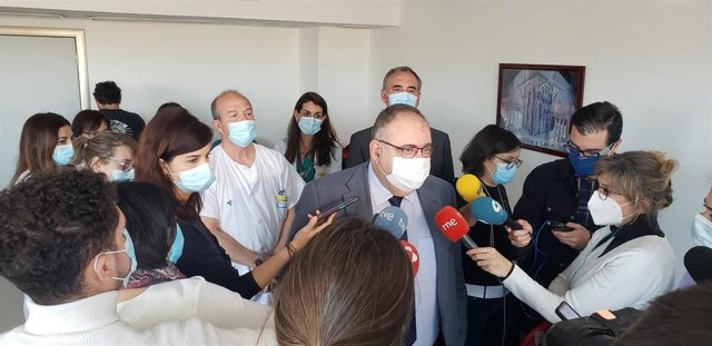 El consejero de Sanidad atiende a los medios en el Hospital de Segovia.