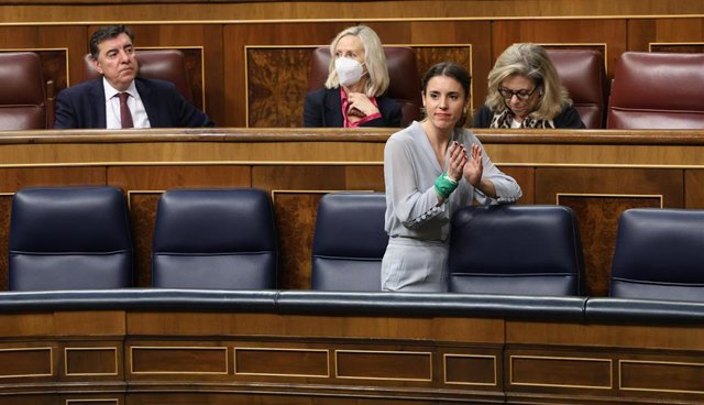 La ministra de Igualdad, Irene Montero, aplaude tras la tramitación parlamentaria de la ley