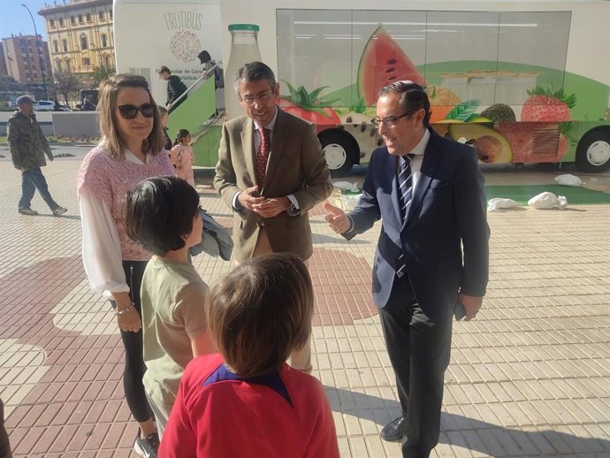 El delegado territorial de Desarrollo Educativo y Formación Profesional y Universidad, Investigación e Innovación, Miguel Briones, y el delegado de Agricultura, Pesca, Agua y Desarrollo Rural, Fernando Fernández Tapia-Ruano, en el Frutibús