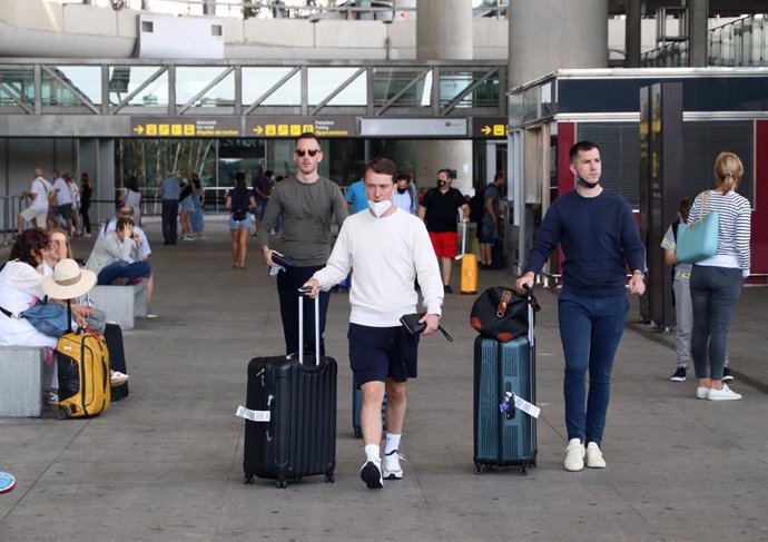 Archivo - Llegada de turistas al aeropuerto de la Costa del Sol, donde desde hoy comienzan sus vacaciones en la ciudad. a 01 de julio de 2021, en Málaga (Andalucía).