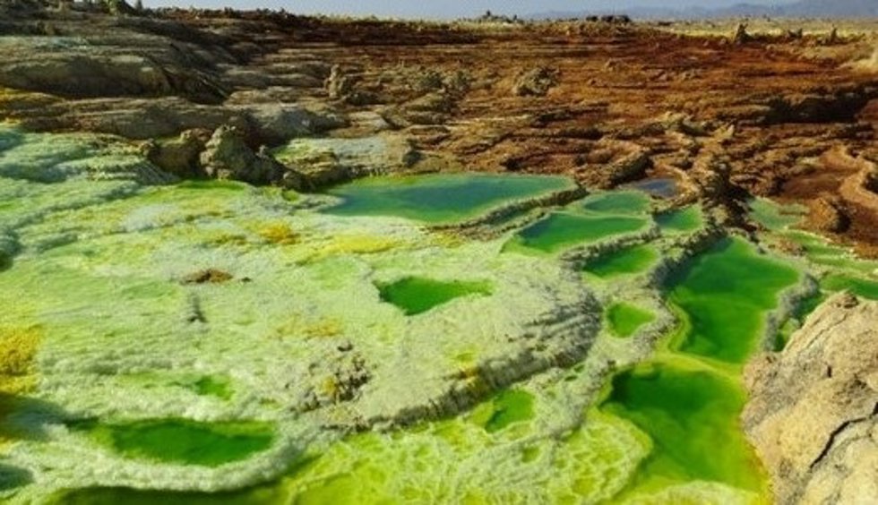Piscinas de salmueras de sal coloreadas por los distintos grados de oxidación del hierro