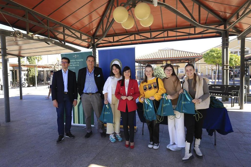 La directora general de Movilidad y Litoral, Marina Munuera, junto con el vicedecano del Grado en Ingeniería Civil de la UCAM, Pedro de los Santos Jiménez, promociona el nuevo modelo de transporte público Movibus entre los estudiantes