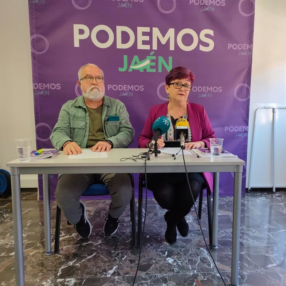 La responsable provincial de Podemos en Jaén, Lola Rodríguez, junto a Andrés Gómez.