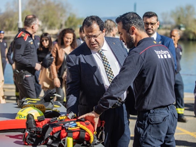 El conseller de Interior, Joan Ignasi Elena, analiza material de los Bombers de la Generalitat en les Terres de l'Ebre (Tarragona)