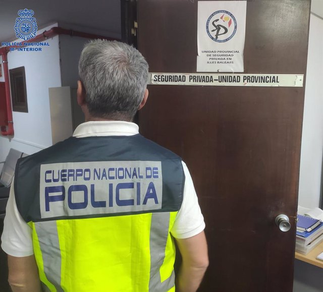 Un agente de la Unidad Territorial de Seguridad Privada de Policía Nacional en Baleares.