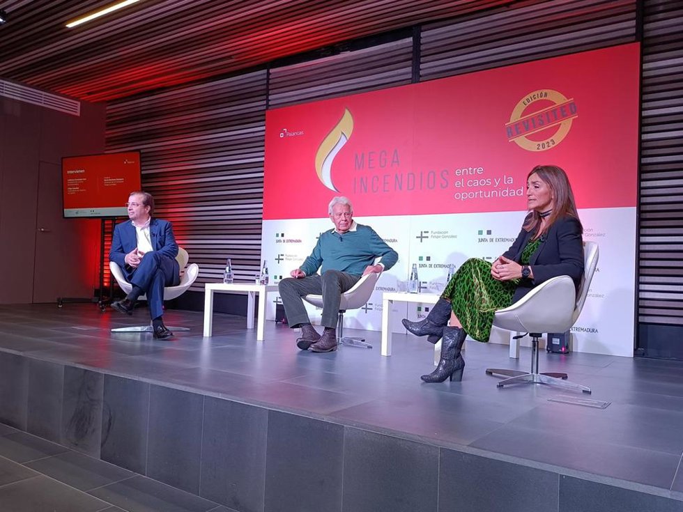 El presidente de la Junta de Extremadura, Guillermo Fernández Vara; el expresidente del Gobierno Felipe González, y la directora de la Fundación Felipe González, Rocío Martínez-Sampere en una jornada sobre Megaincendios que ha tenido lugar en Cáceres