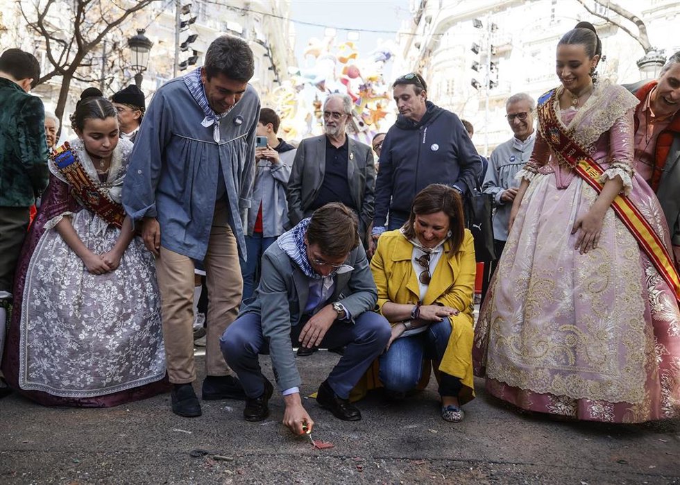 El alcalde de Madrid, José Luis Martínez-Almeida (c), enciende un petardo junto a la secretaria general del PPCV y candidata a la Alcaldía de Valncia, María José Catalá, y al presidente del Partido Popular de la Comunidad Valenciana, Carlos Mazón
