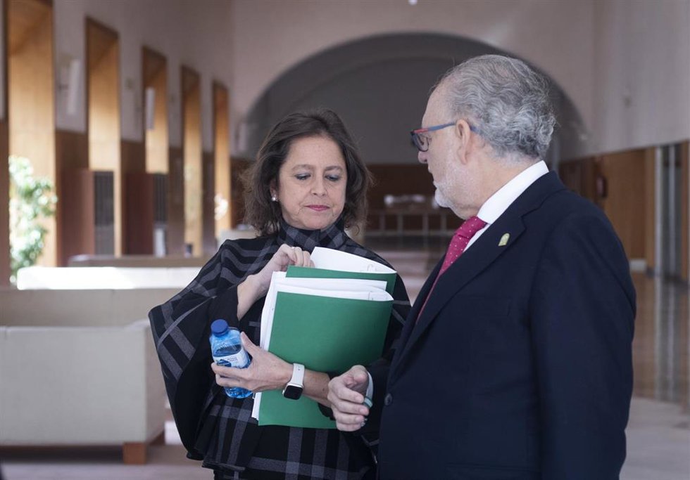 La consejera de Salud y Consumo, Catalina García (i), junto al gerente del SAS, Miguel Ángel Guzmán (d).  