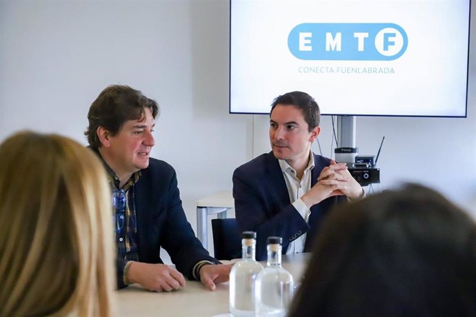 El secretario general del PSOEM, Juan Lobato, junto con el alcalde de Fuenlabrada, Javier Ayala.