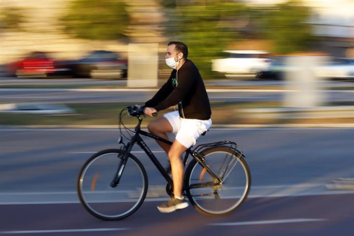 Archivo - Un ciclista en una imagen de archivo 