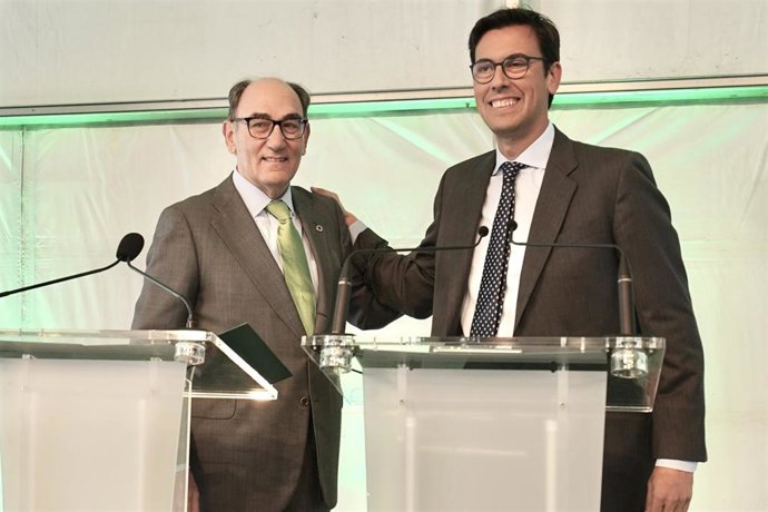 El presidente de Iberdrola, Ignacio Sánchez Galán y el presidente de Haizea Wind Group, Damaso Quintana, tras la firma de un contrato de más de 200 millones entre ambas empresas, a 15 de marzo de 2023, en Bilbao, Vizcaya, País Vasco (España). 